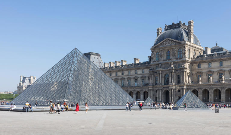 15,000 visitors were evacuated from the Louvre in Paris after the museum received a threat