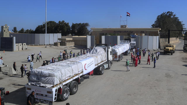 Humanitarian aid enters Gaza as Egypt opens border crossing