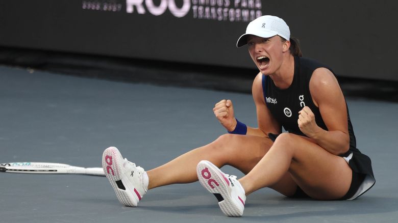Iga Świątek regains world No. 1 ranking after thrashing Jessica Pegula to win WTA Finals title