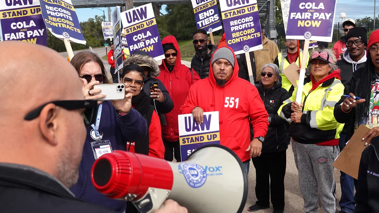 UAW members at Ford approve contract