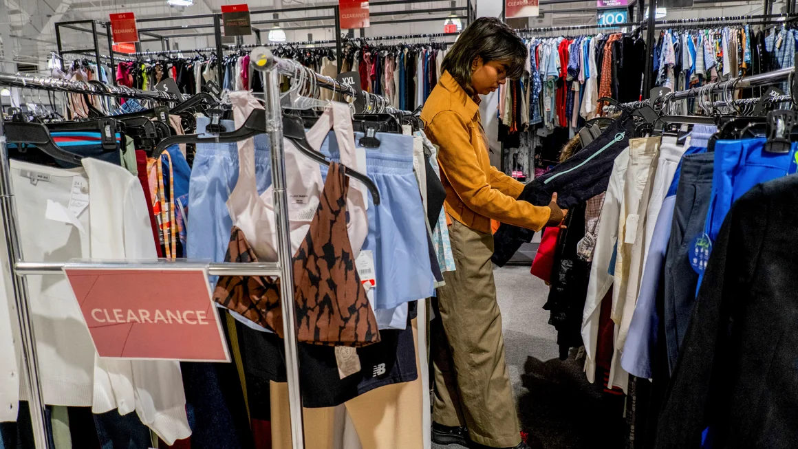 US retail sales rebounded last month, as lower gas prices free up cash