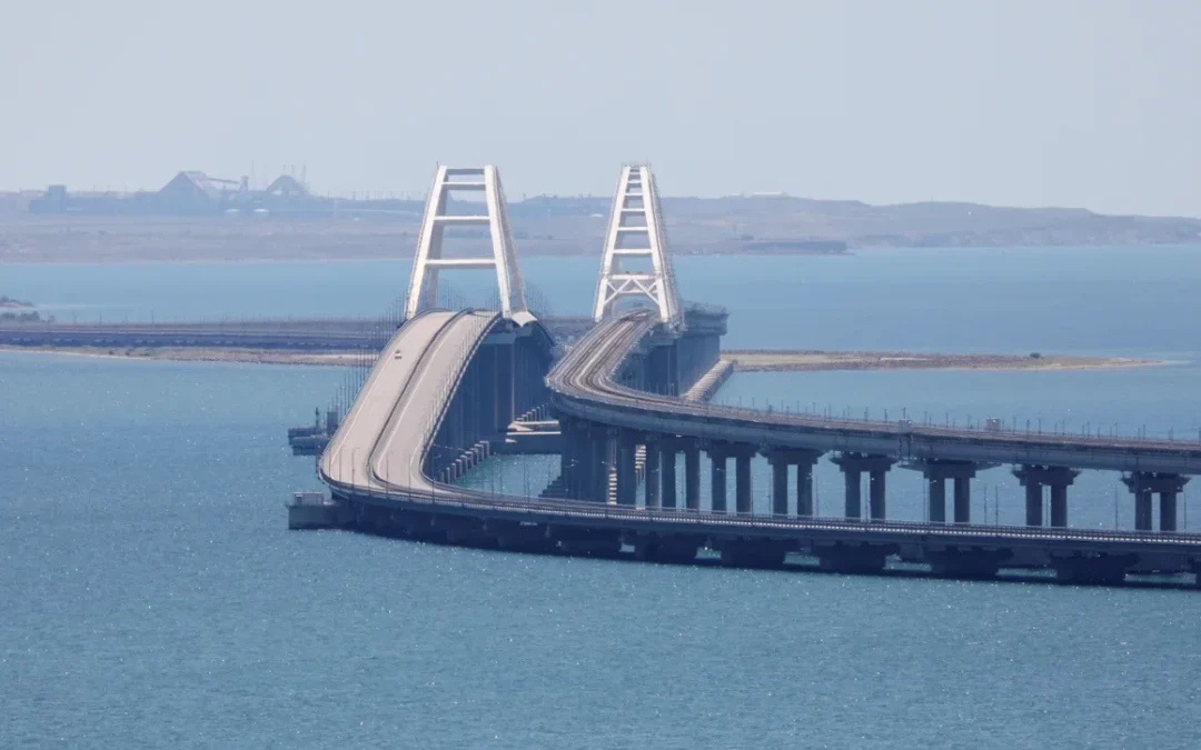 Ucrania ataca con explosivos submarinos el puente que conecta Rusia con Crimea