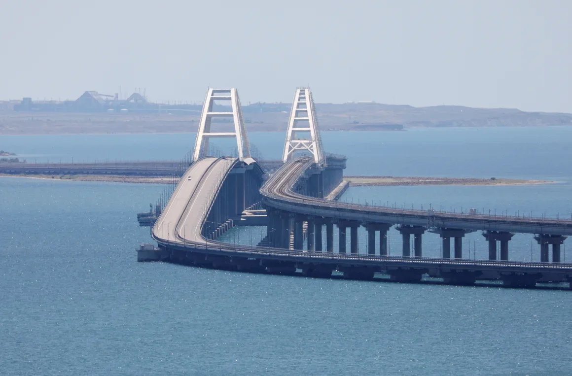 Ucrania ataca con explosivos submarinos el puente que conecta Rusia con Crimea