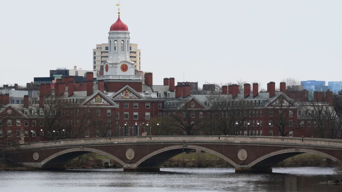 Funcionario de Defensa pidió no cancelar fondos para investigar amenazas biológicas, dice Harvard