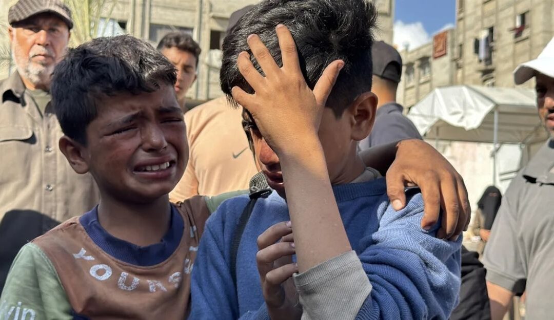 Mueren al menos 27 palestinos cerca de un punto de distribución de ayuda en Gaza en el tercer día de tiroteos