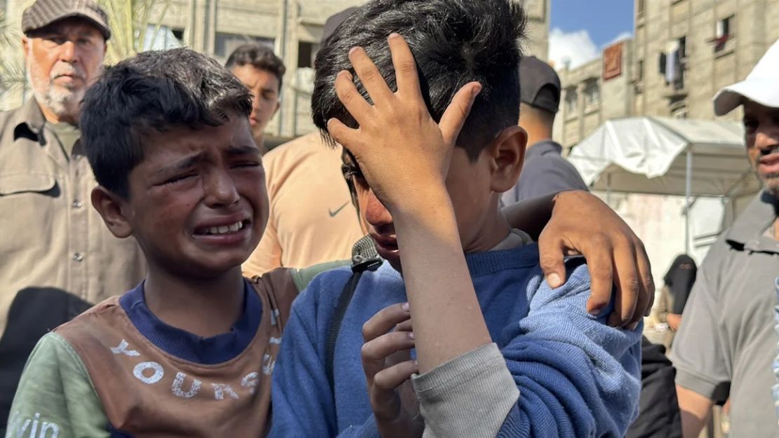 Mueren al menos 27 palestinos cerca de un punto de distribución de ayuda en Gaza en el tercer día de tiroteos